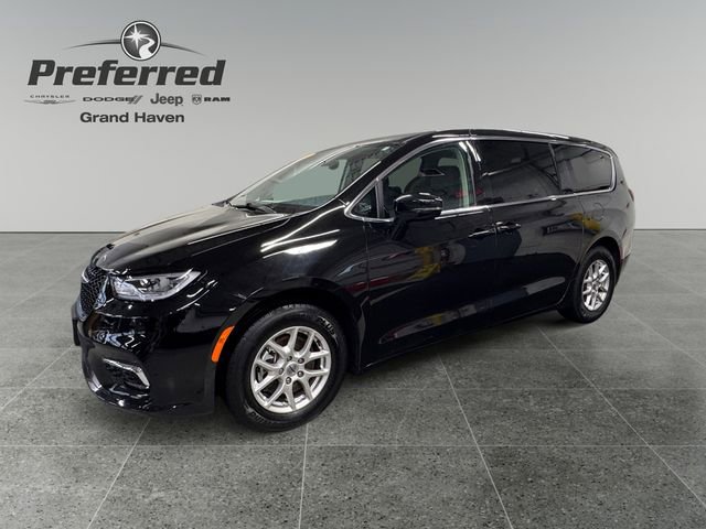 Used 2024 Chrysler Pacifica Touring-L image 10
