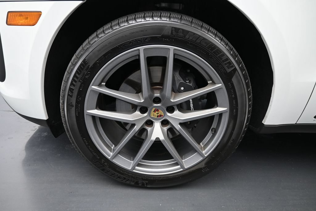Certified 2025 Porsche Macan AWD/4WD image 9
