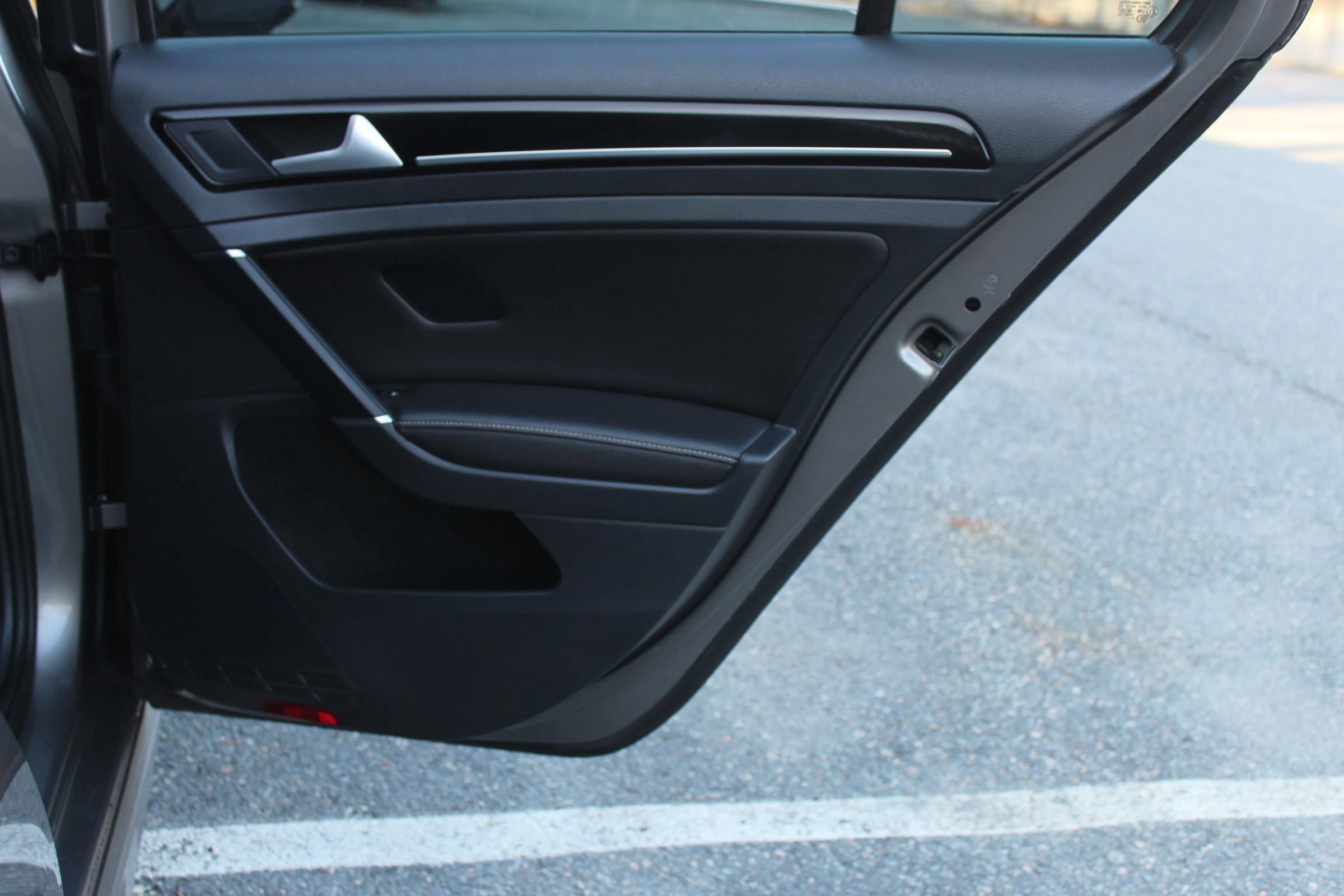 Used 2016 Volkswagen Golf 4-Door image 16