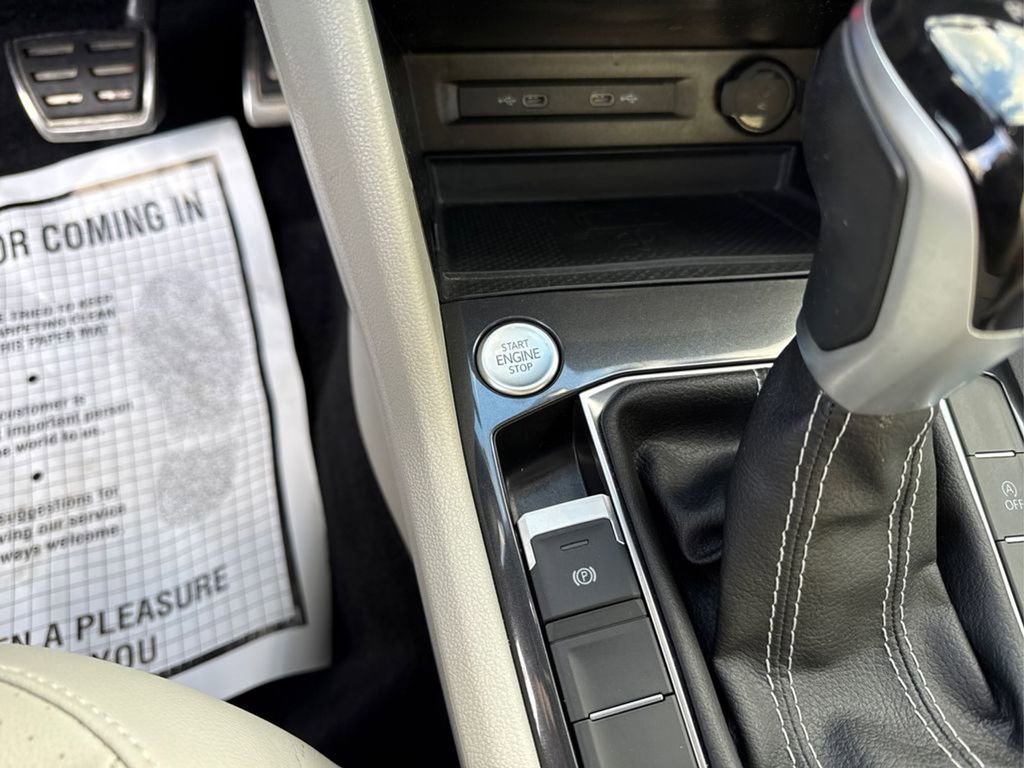 Used 2023 Volkswagen Tiguan SE R-Line image 34