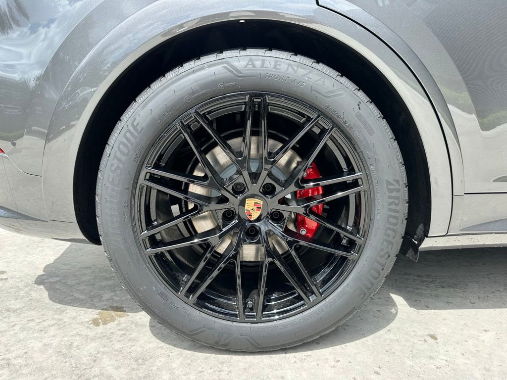 Used 2025 Porsche Cayenne GTS image 41