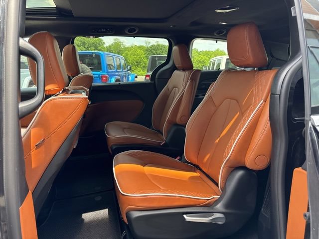 Used 2025 Chrysler Pacifica Pinnacle w/ Trailer Tow Group AWD/4WD image 13