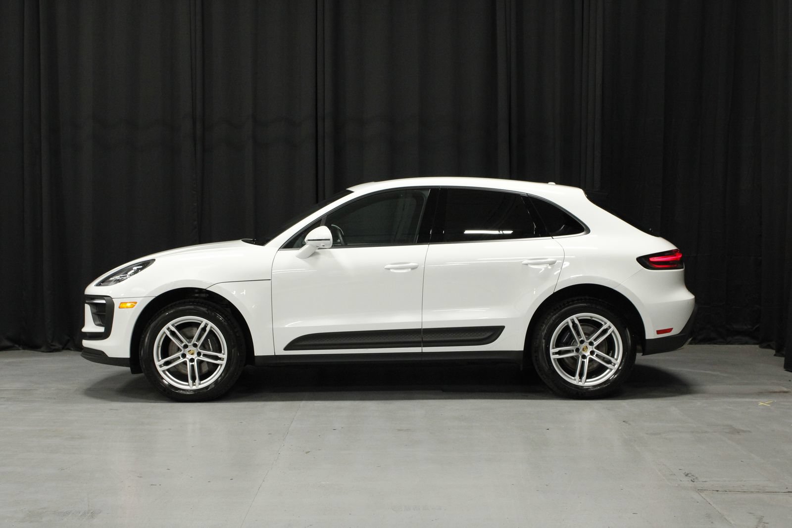 Certified 2025 Porsche Macan AWD/4WD image 2