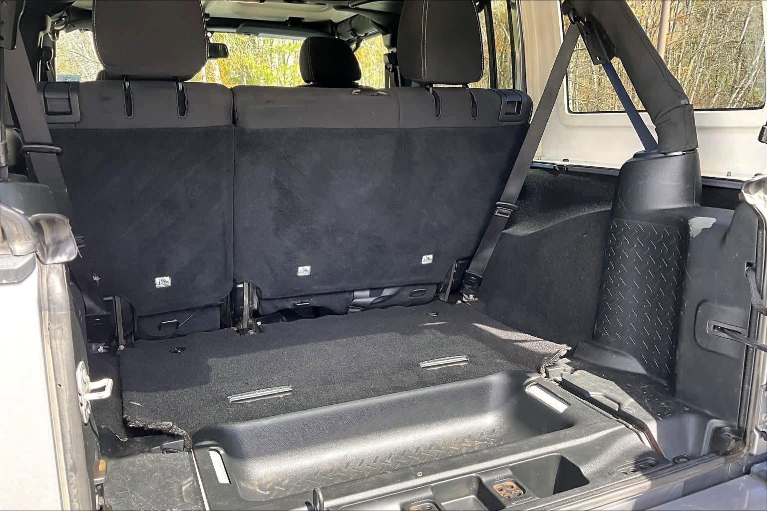 Used 2018 Jeep Wrangler Unlimited Sahara w/ Connectivity Group AWD/4WD image 34