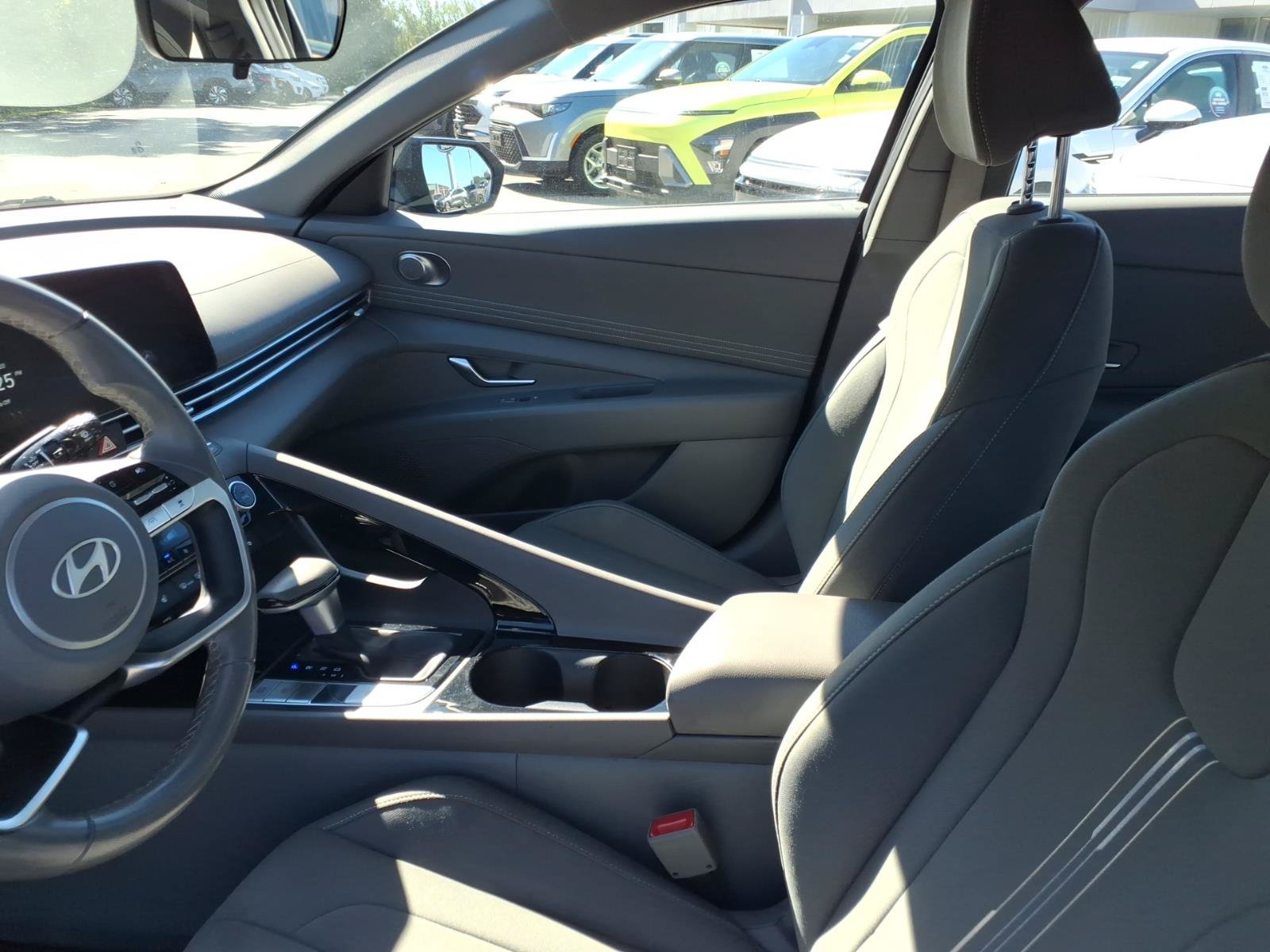 Used 2025 Hyundai Elantra SEL FWD image 6