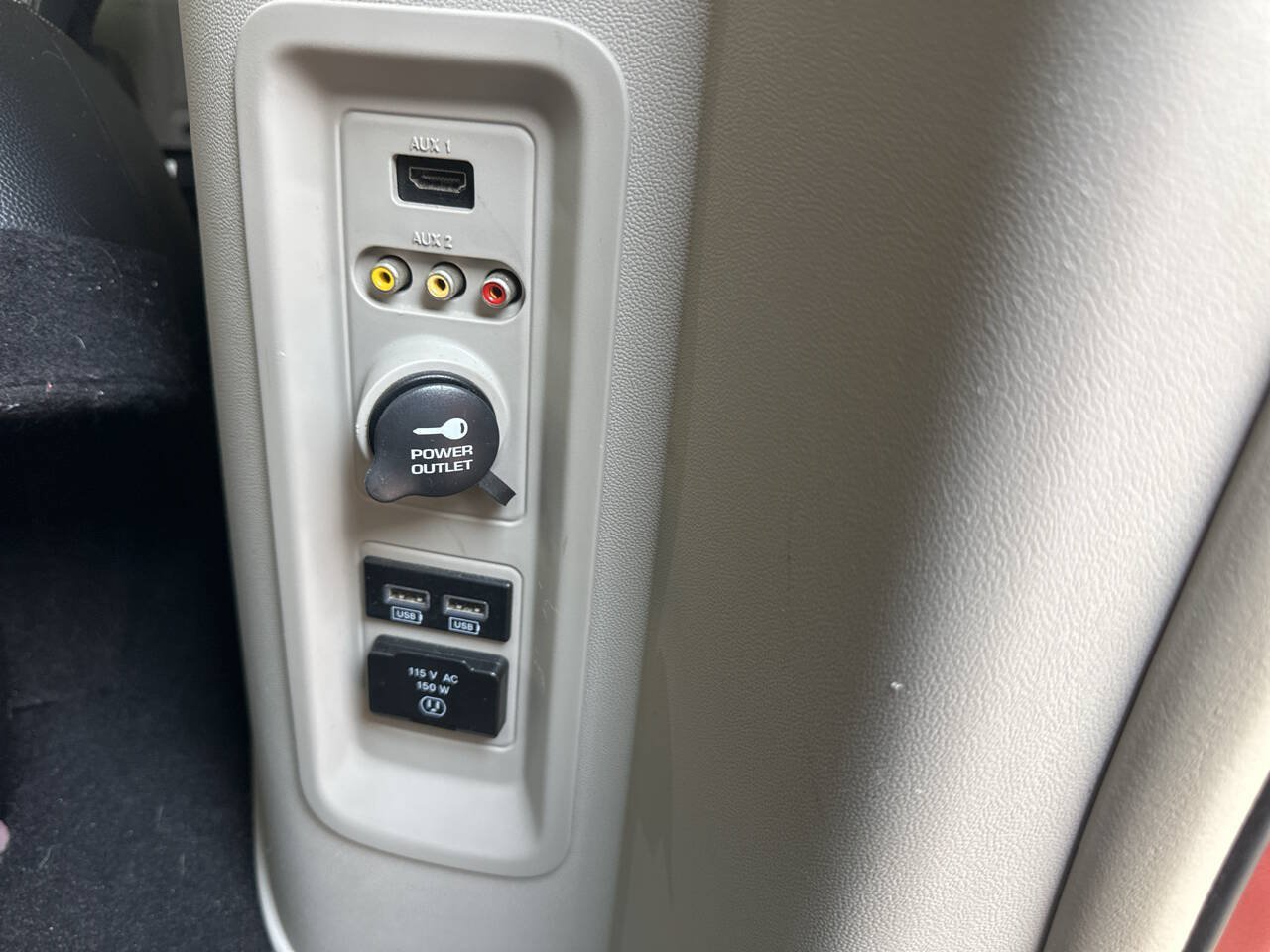 Used 2014 Chrysler Town & Country Touring FWD image 9