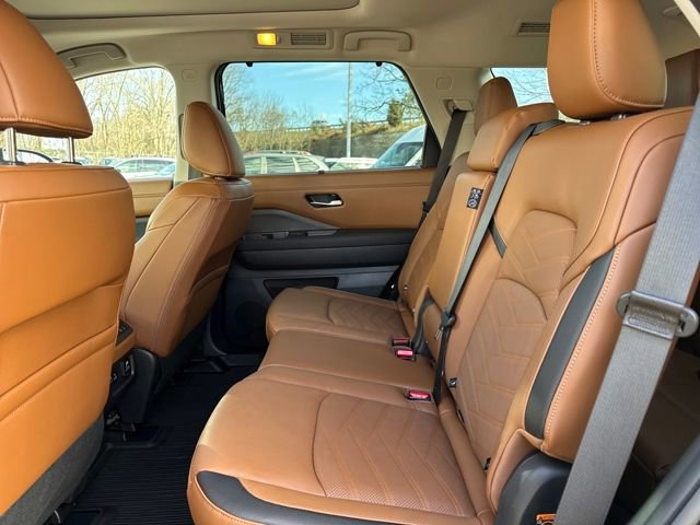 Used 2025 Nissan Pathfinder Platinum w/ Black Appearance Package image 10