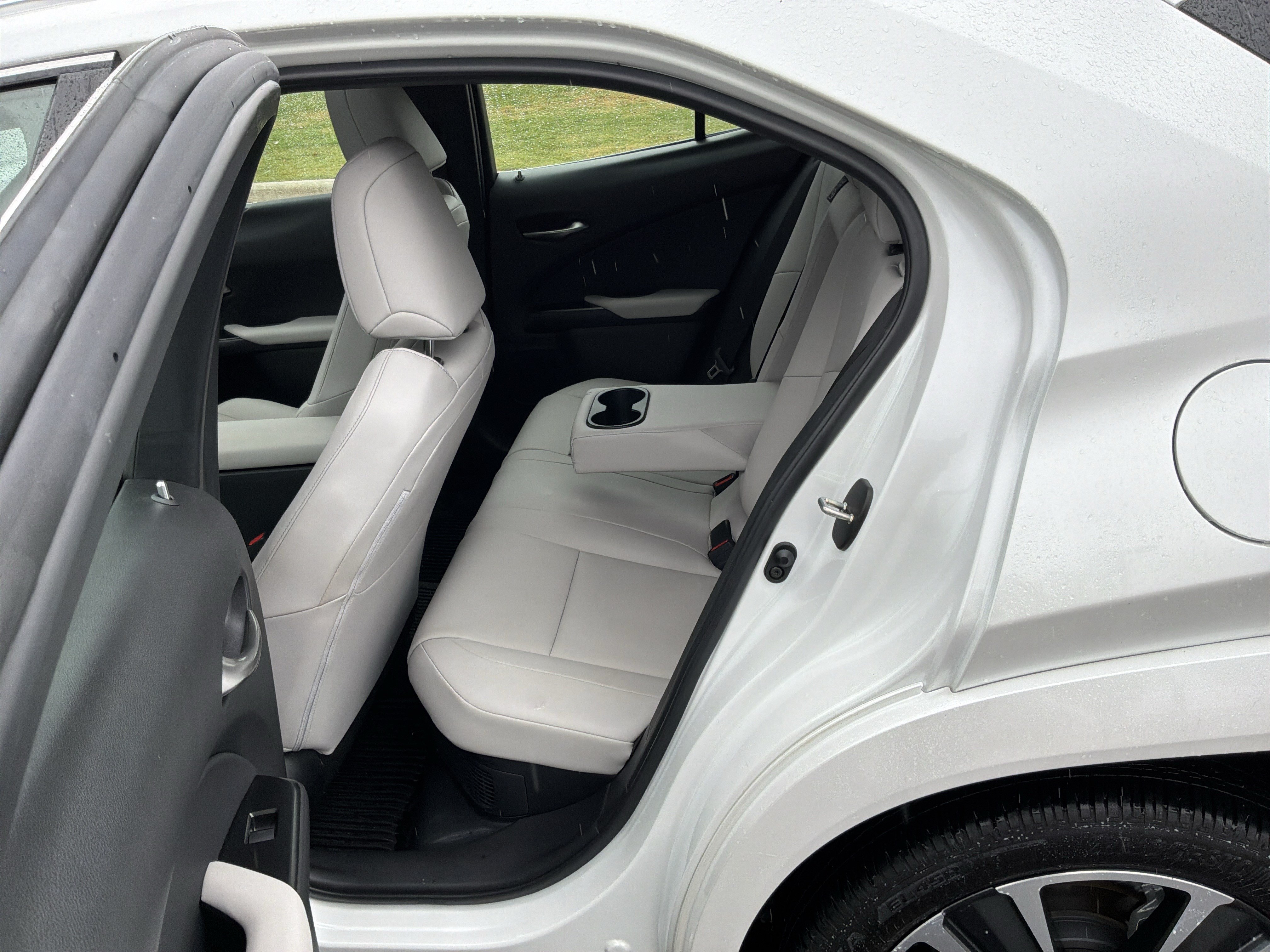 Used 2025 Lexus UX 300h FWD w/ Accessory Package (Z2) image 31