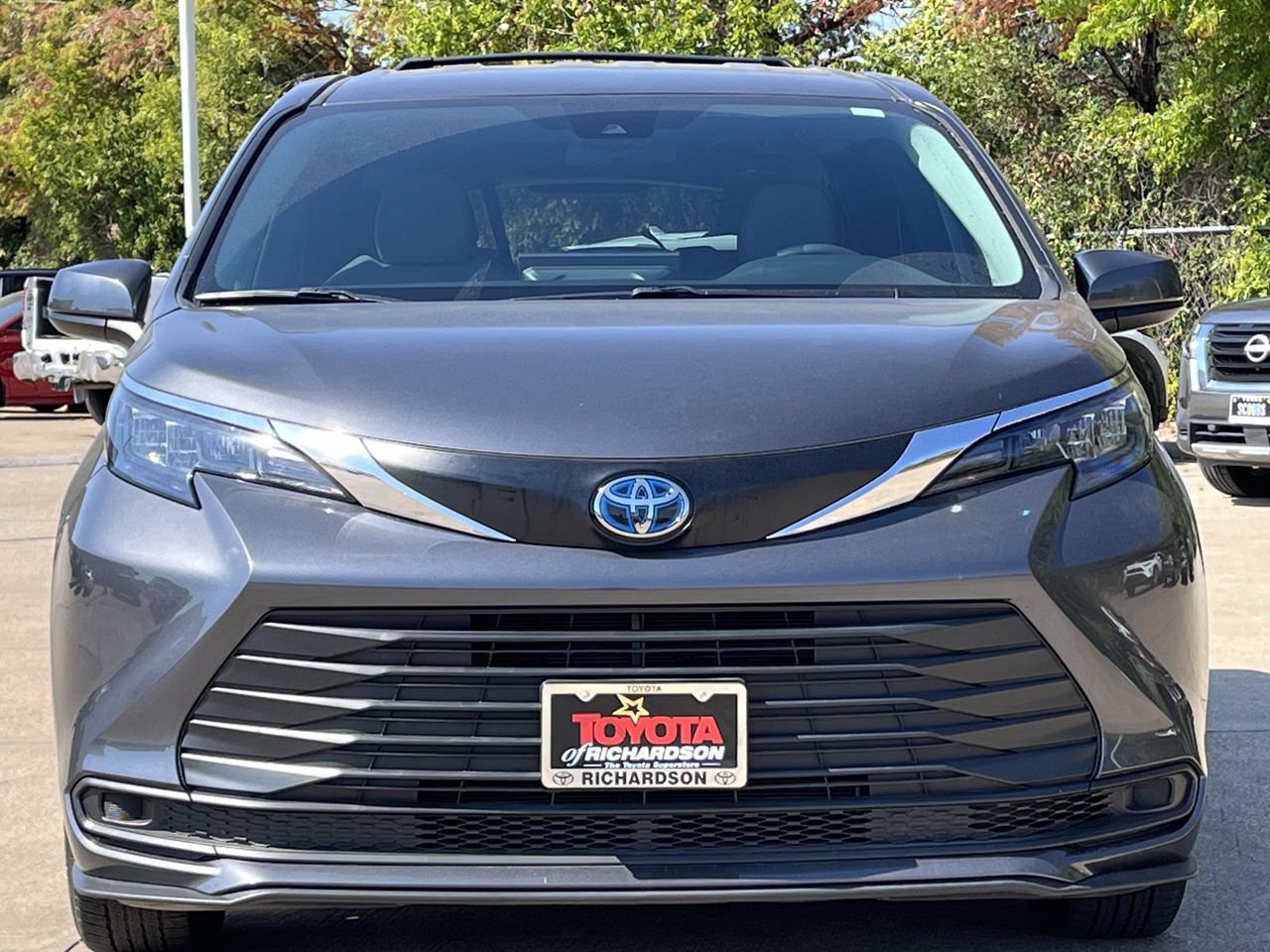 Used 2025 Toyota Sienna LE FWD image 7
