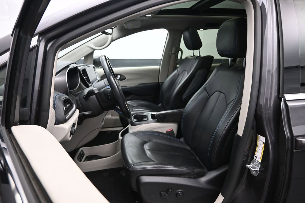 Used 2021 Chrysler Pacifica Touring-L w/ Uconnect Theater Family Group FWD image 20