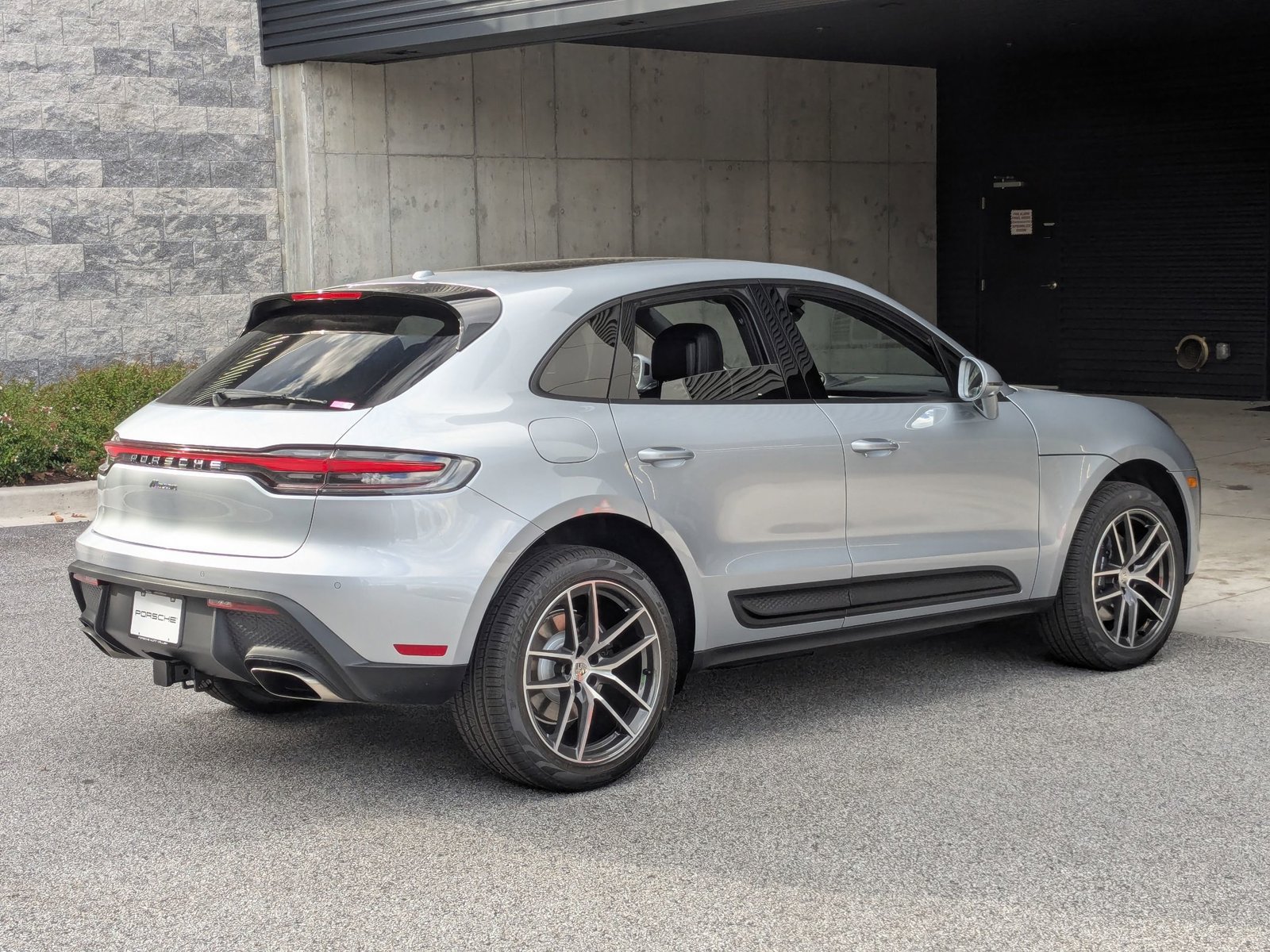 Certified 2026 Porsche Macan AWD/4WD image 9