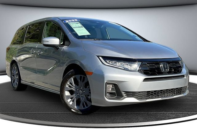 Used 2025 Honda Odyssey Touring image 3