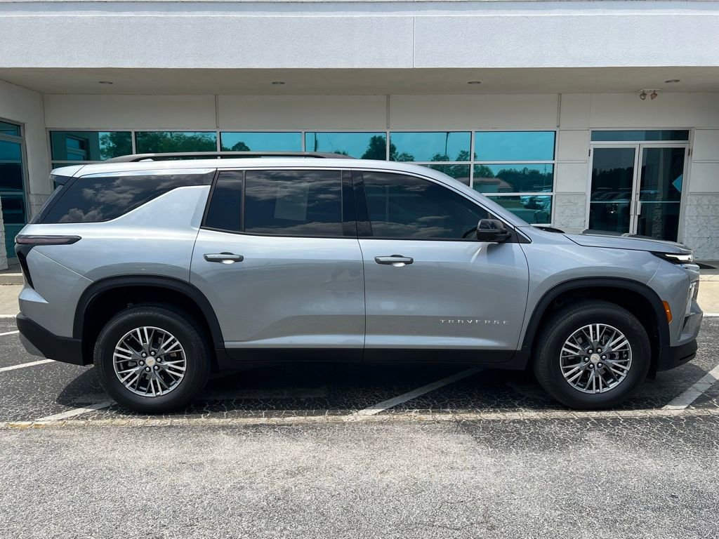 Used 2025 Chevrolet Traverse LT w/ Driver Confidence Package FWD image 3