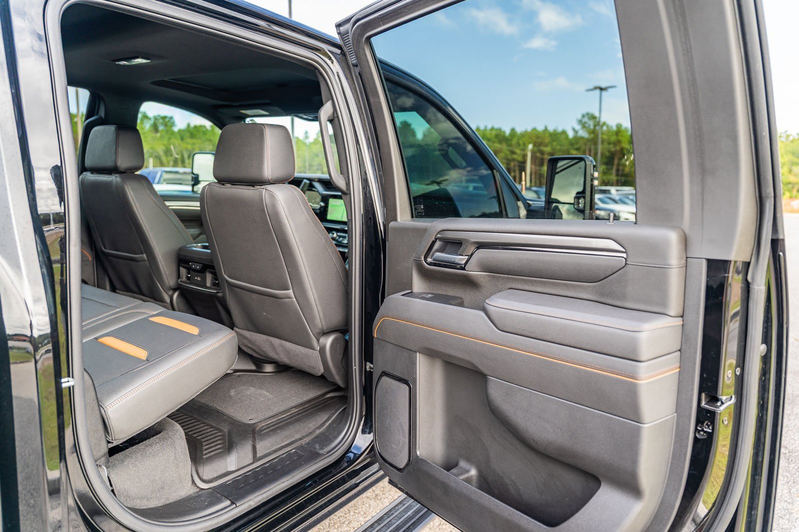 Used 2025 GMC Sierra 2500 AT4 w/ AT4 Premium Plus Package image 16