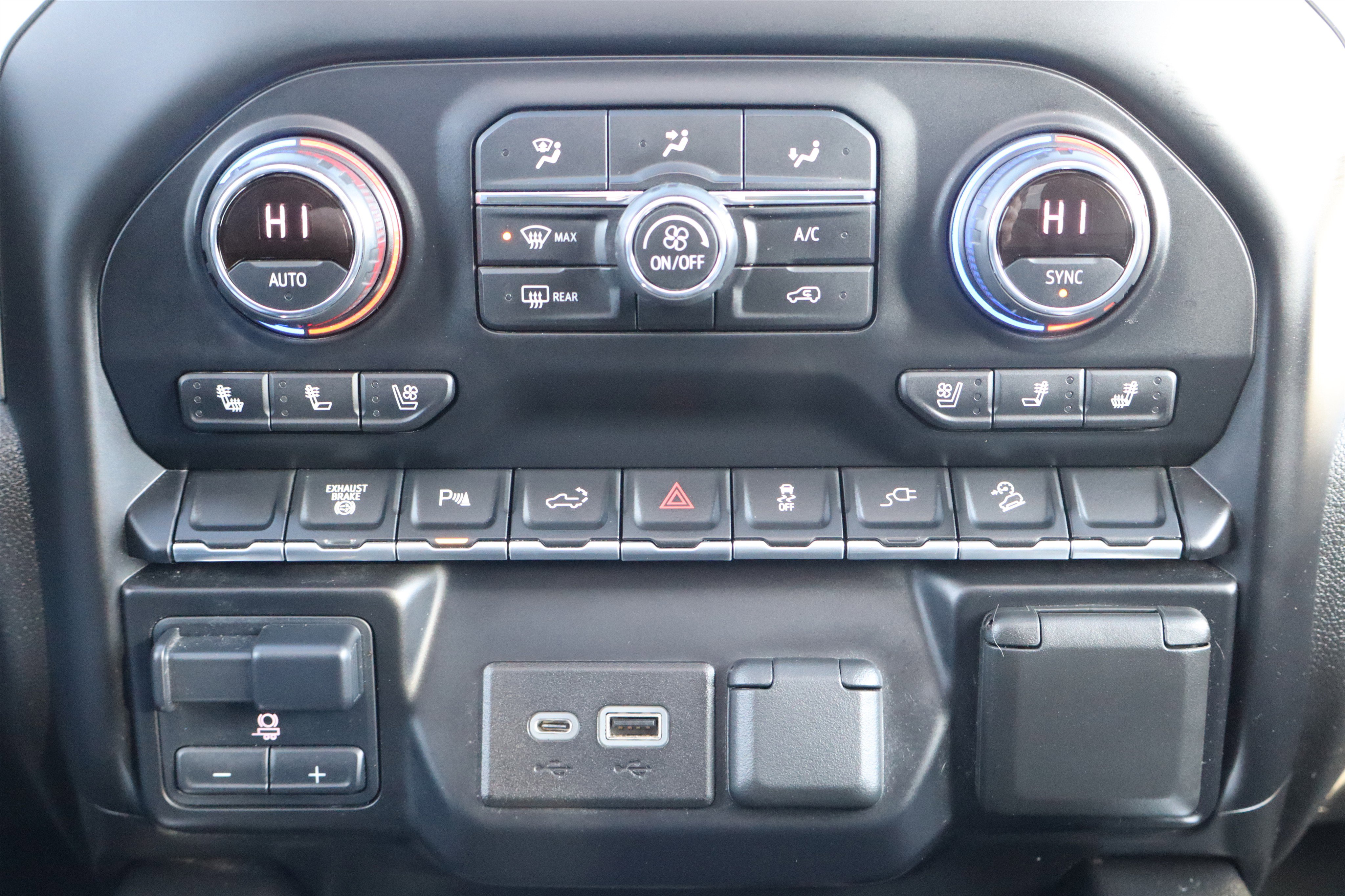 Used 2021 Chevrolet Silverado 2500 LTZ w/ LTZ Convenience Package image 28