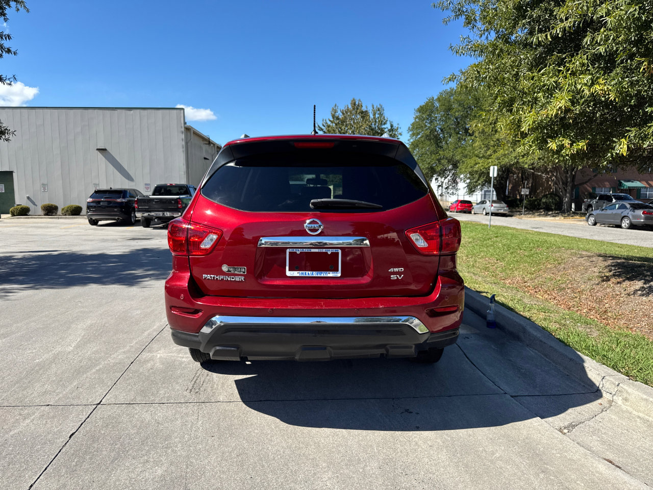 Used 2018 Nissan Pathfinder SV image 10