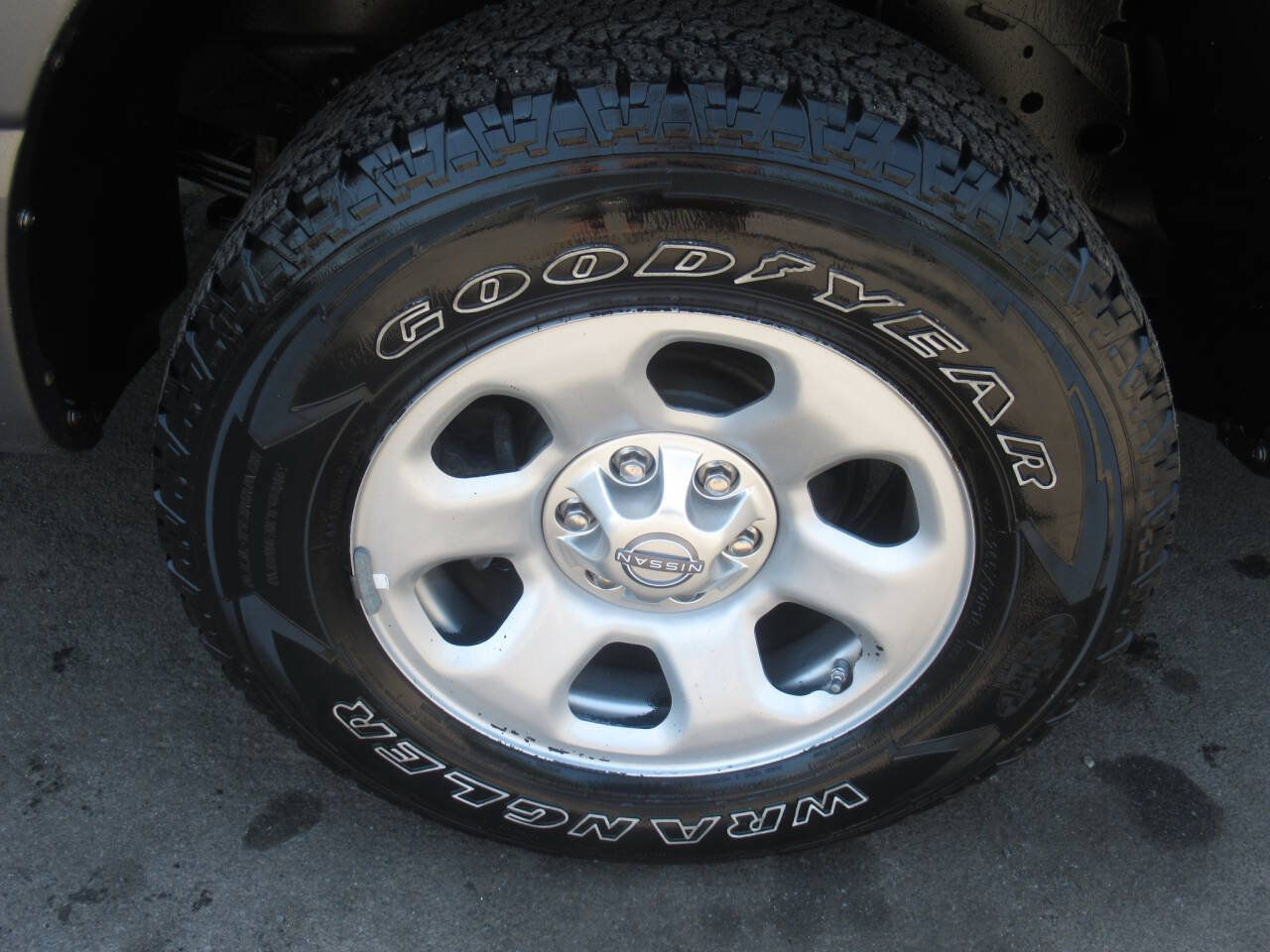 Used 2023 Nissan Titan S AWD/4WD image 7