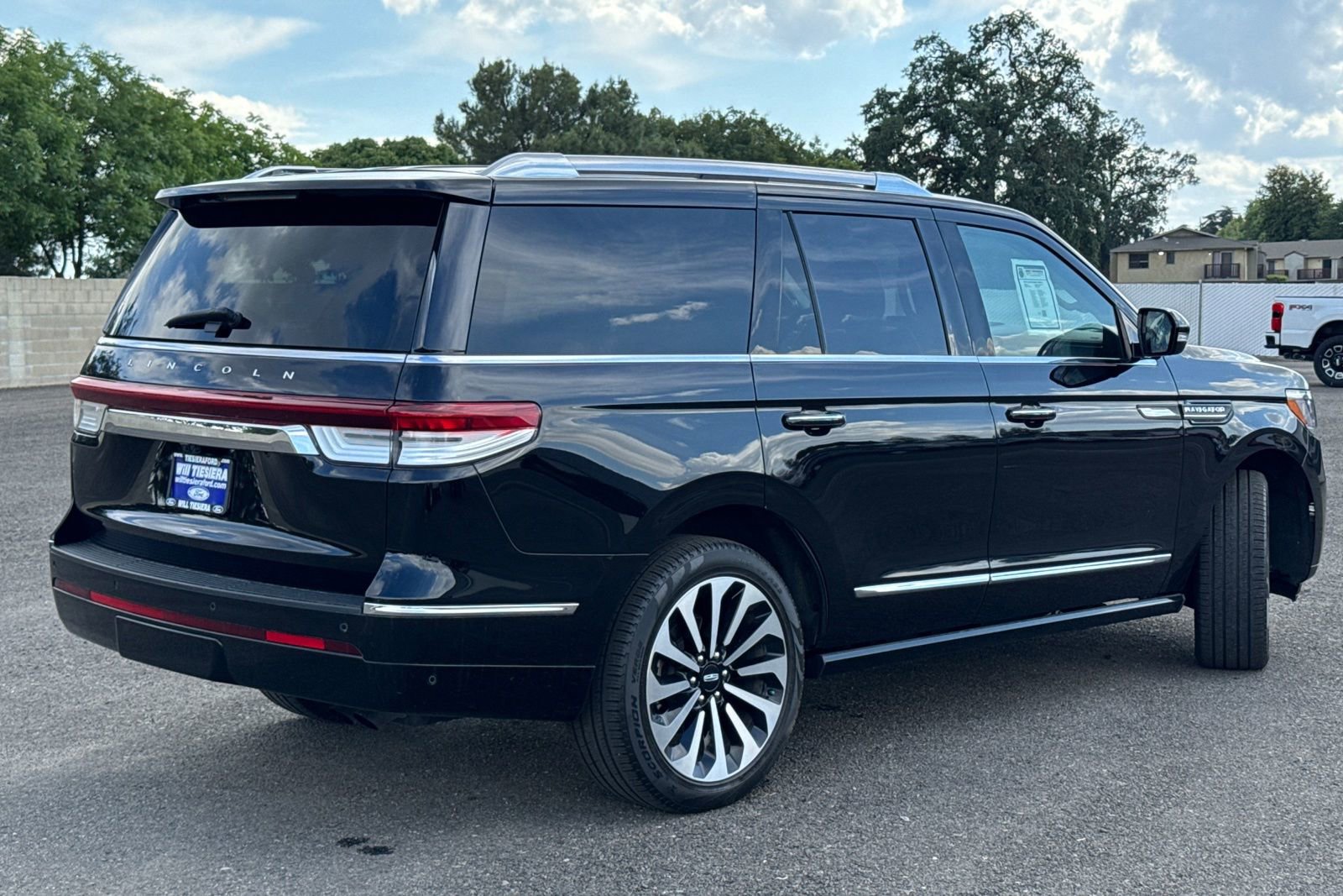 Used 2024 Lincoln Navigator Reserve AWD/4WD image 3