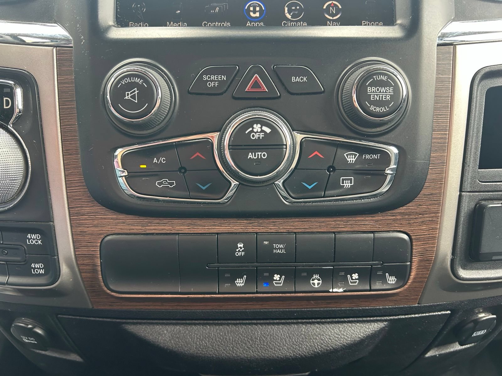 Used 2017 RAM 1500 Laramie AWD/4WD image 18