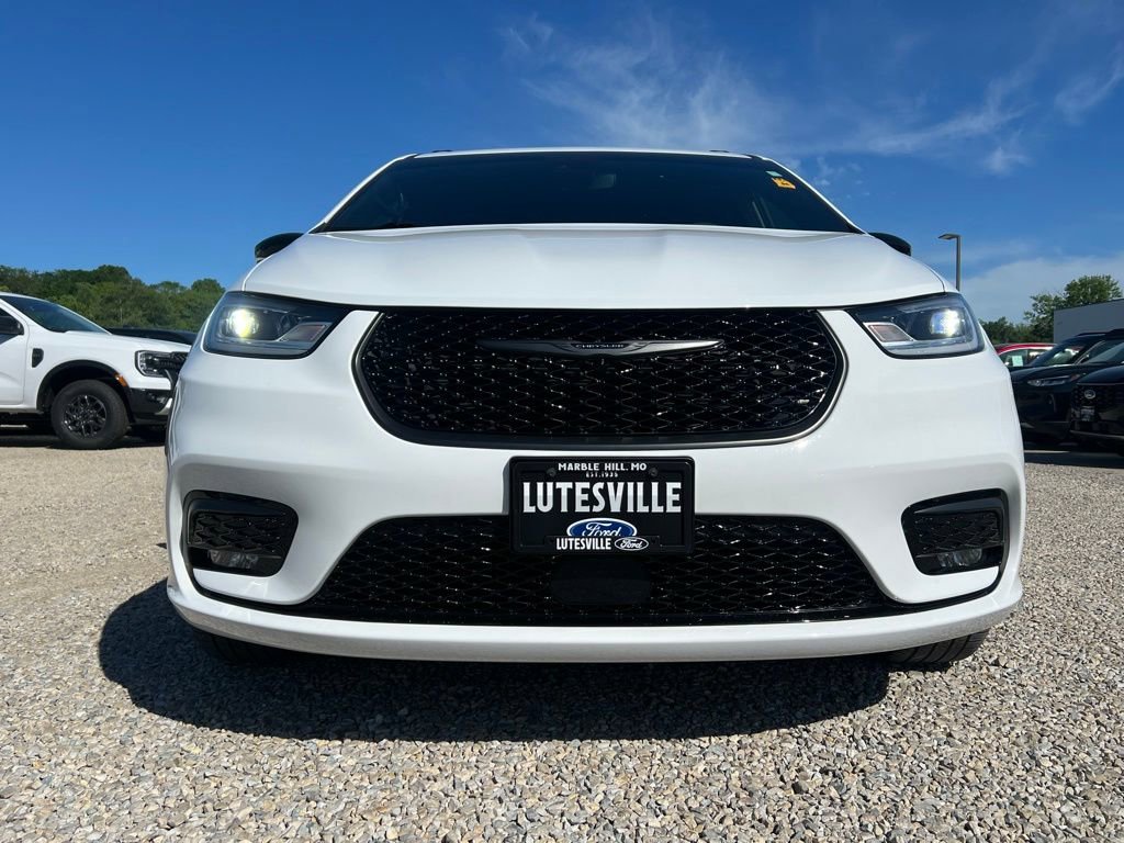 Used 2024 Chrysler Pacifica Limited w/ S Appearance Package image 3