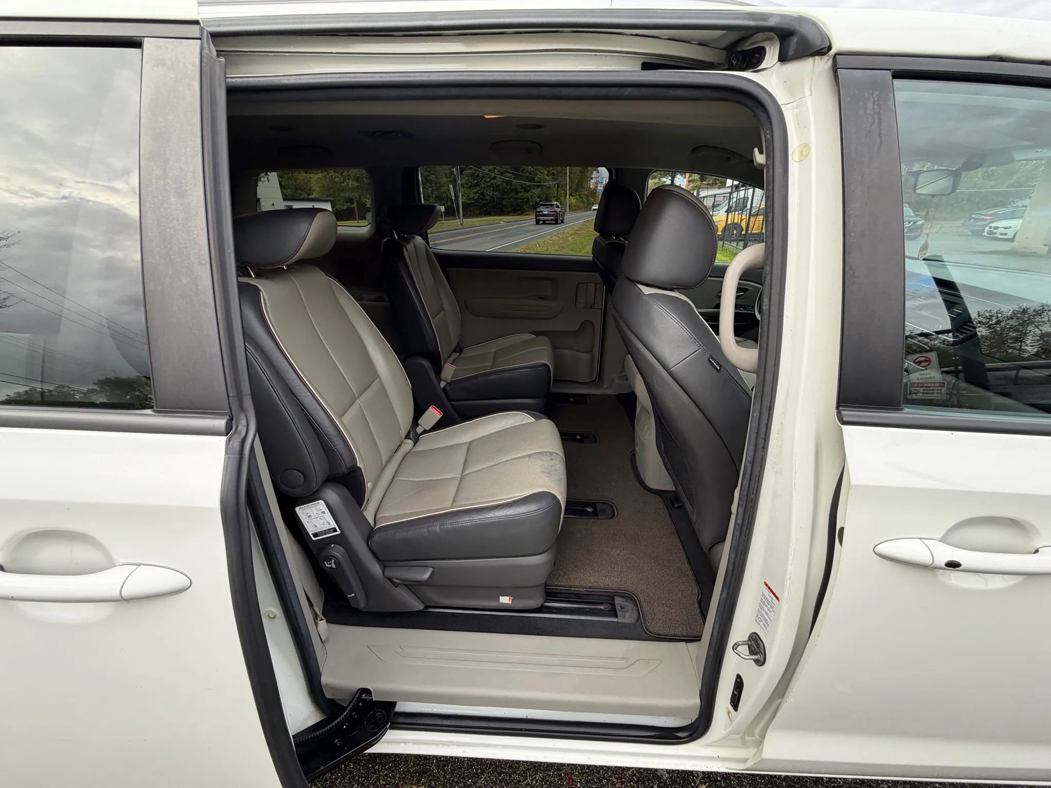 Used 2016 Kia Sedona LX w/ LX Essentials Premium Package image 16