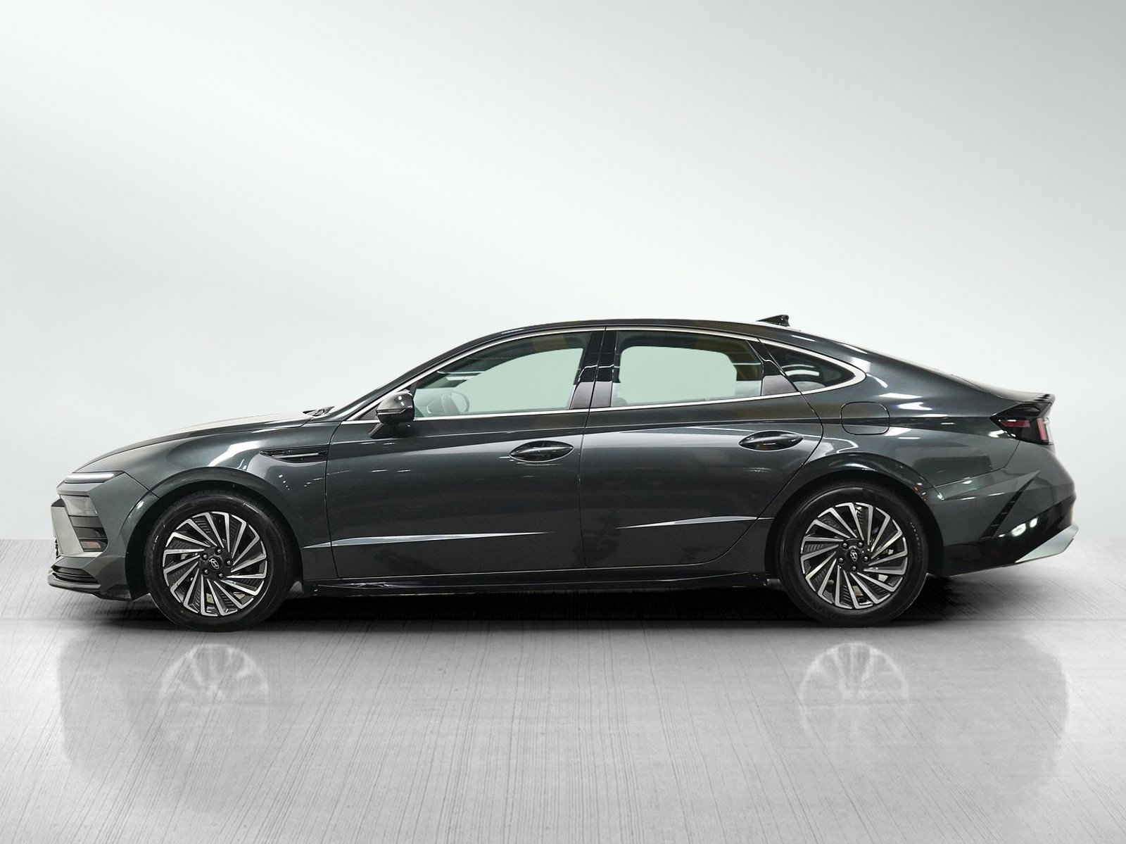 Used 2025 Hyundai Sonata SEL FWD image 2