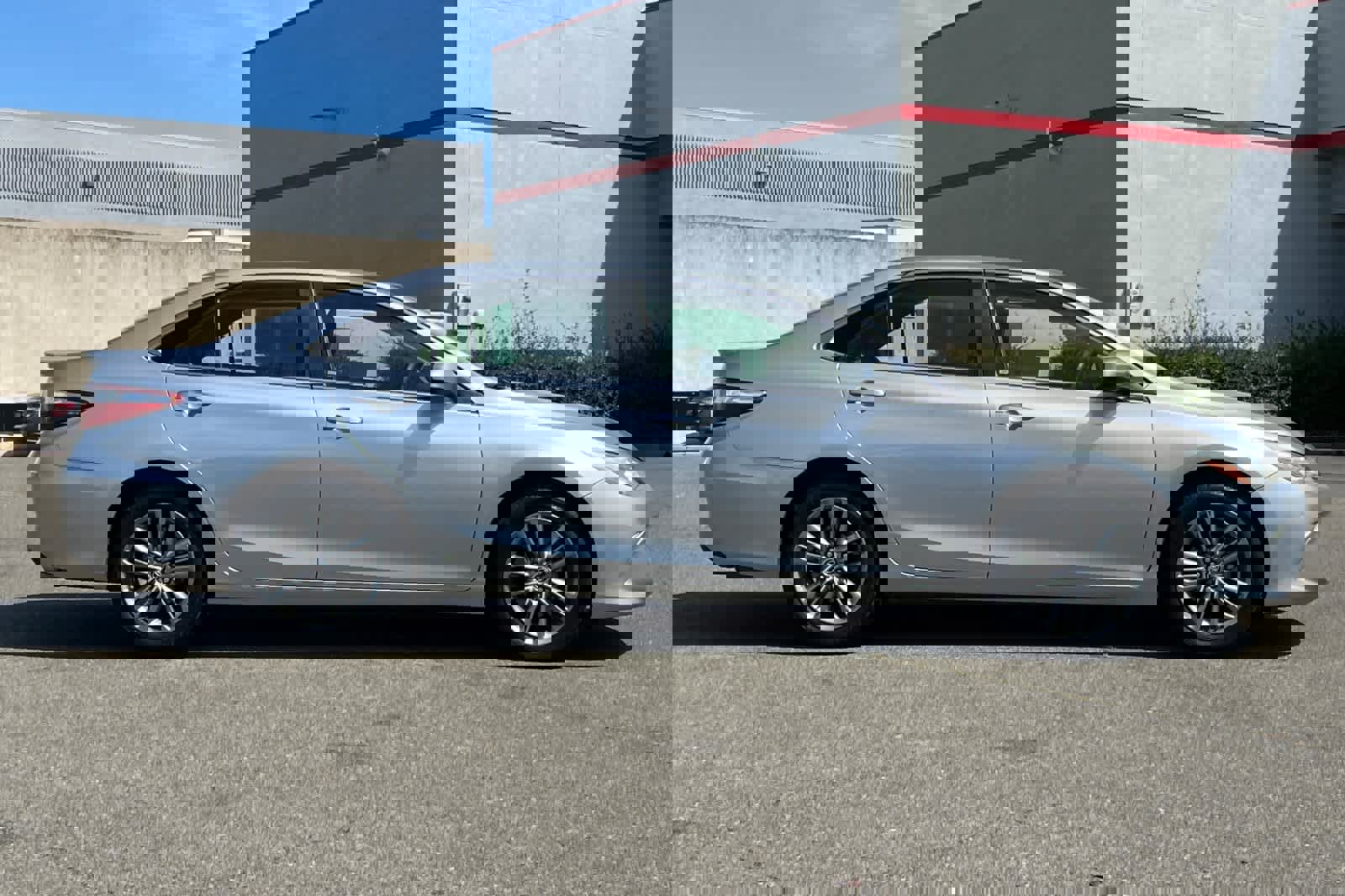 Used 2015 Toyota Camry SE w/ Moonroof Package image 6