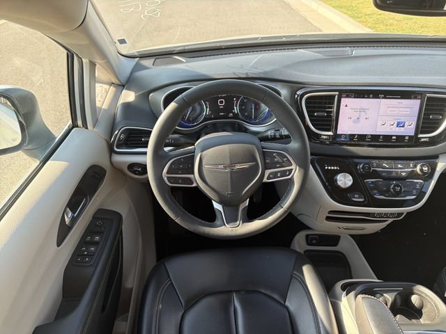 Used 2023 Chrysler Pacifica Touring-L FWD image 23
