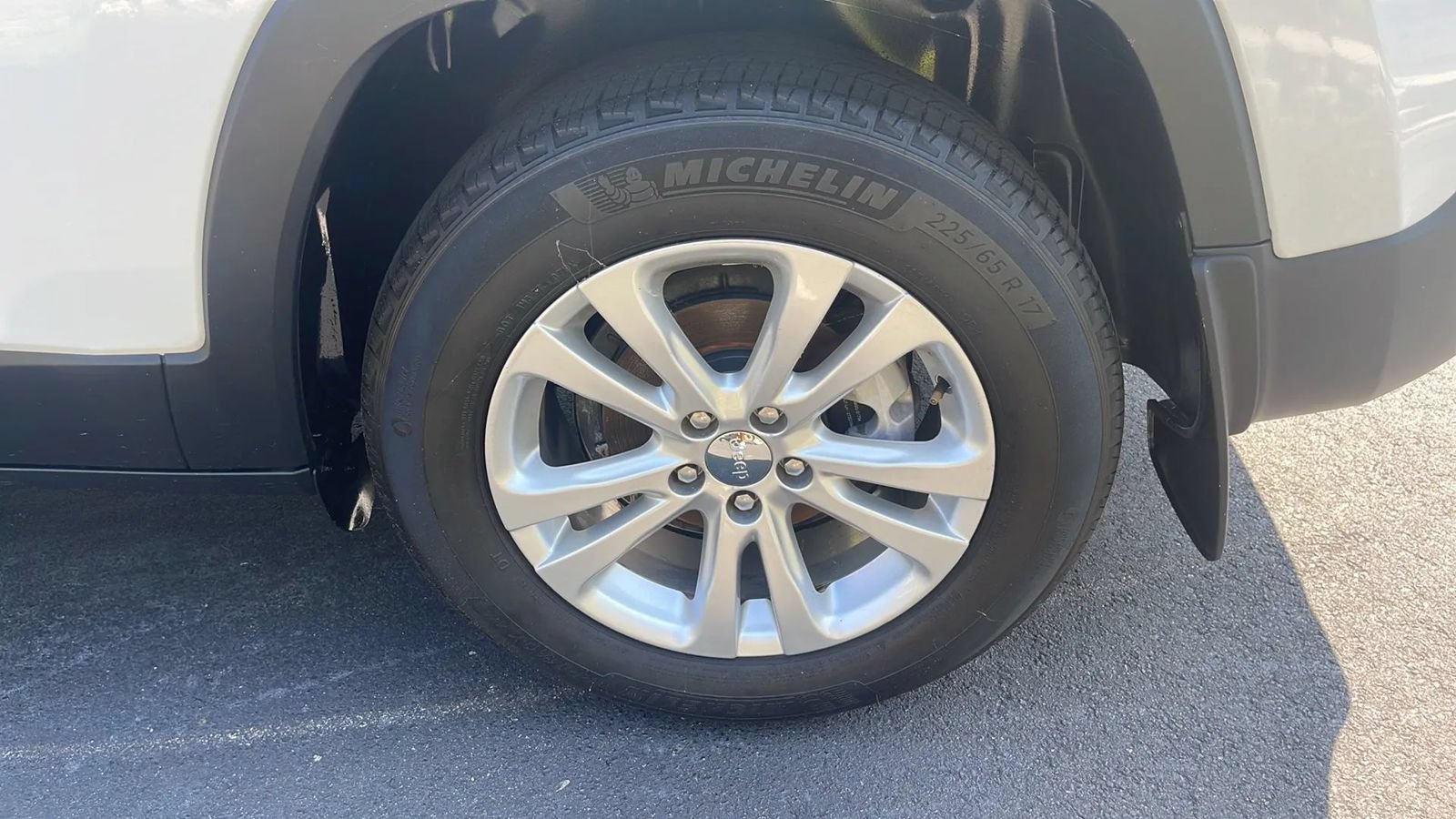 Used 2015 Jeep Cherokee Sport FWD image 24