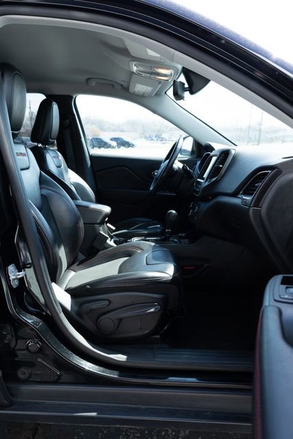 Used 2020 Jeep Cherokee Trailhawk w/ Cold Weather Group image 21