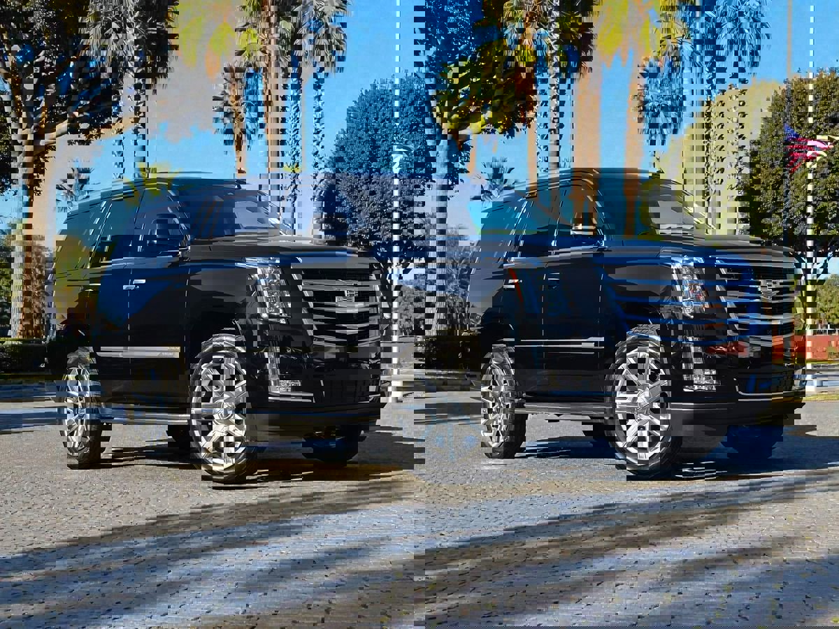 Used 2017 Cadillac Escalade Luxury image 2