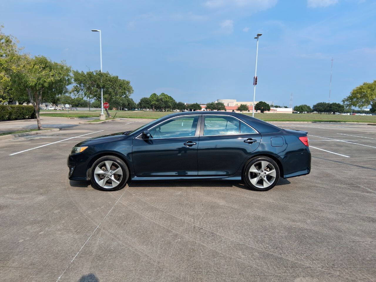 Used 2012 Toyota Camry SE image 3