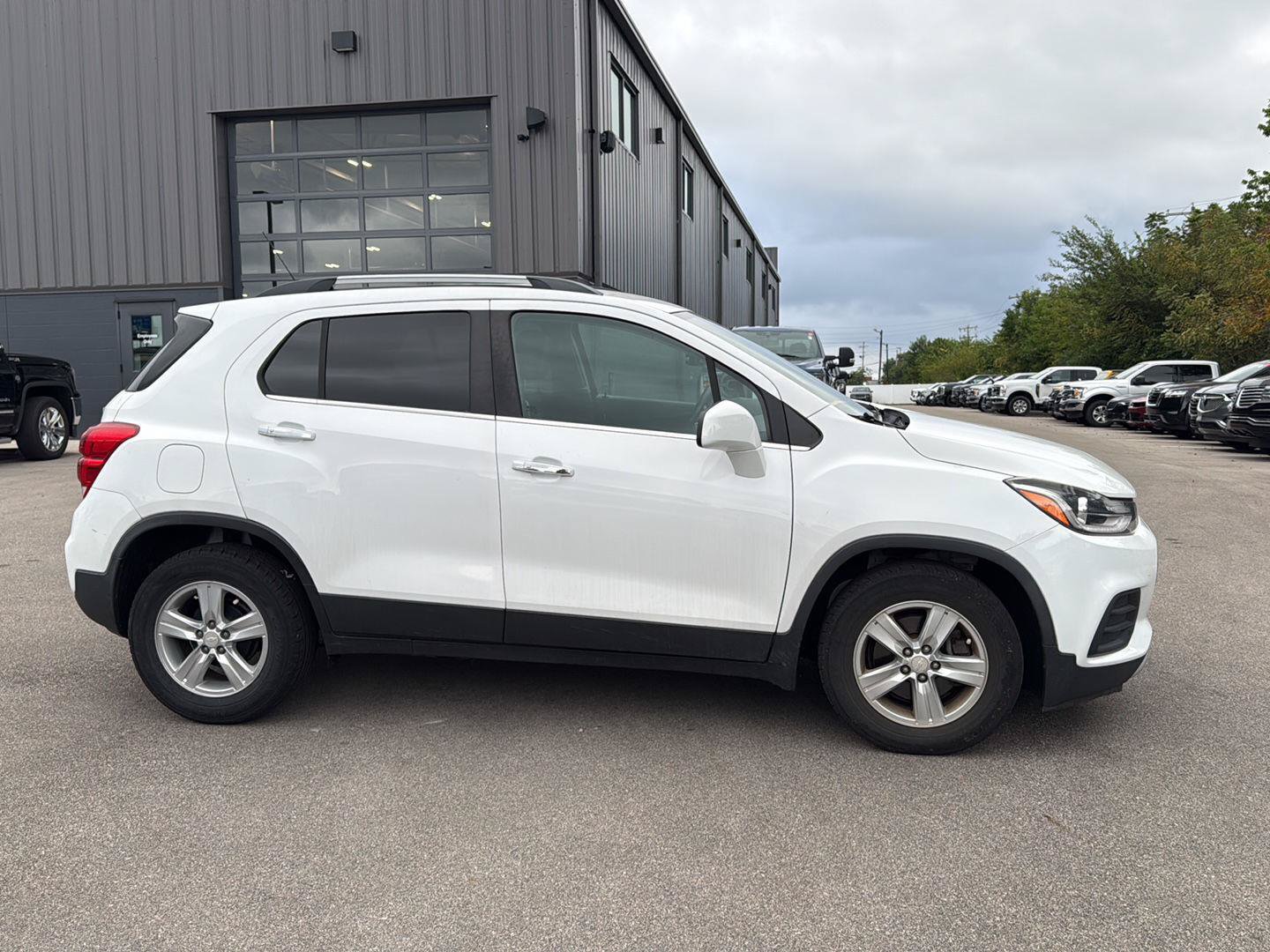 Used 2017 Chevrolet Trax LT w/ Driver Confidence Package FWD image 2