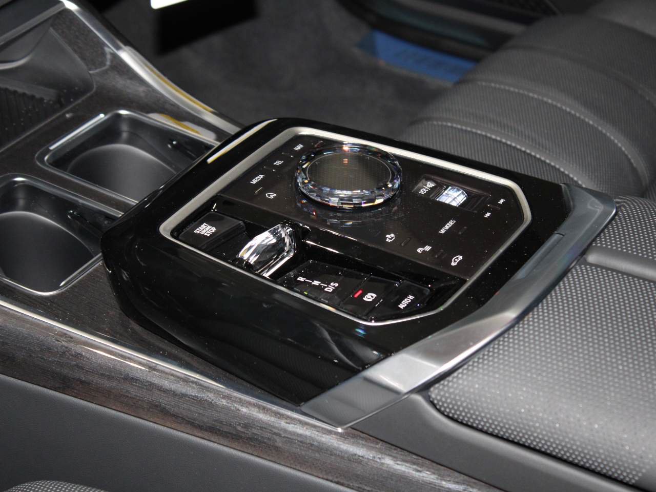 Used 2026 BMW 750e xDrive AWD/4WD image 13