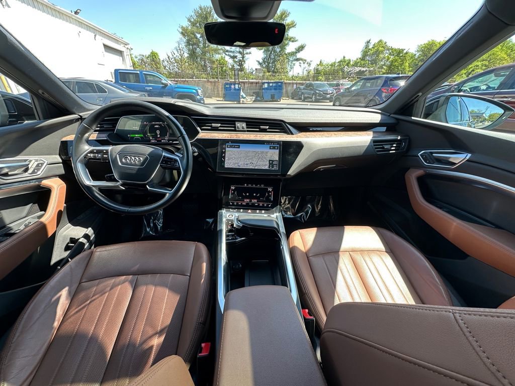 Used 2022 Audi e-tron Premium Plus w/ Premium Plus Package AWD/4WD image 23