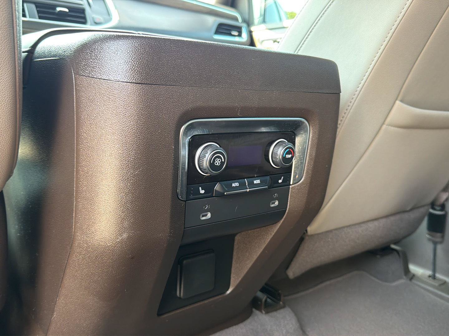 Used 2022 Chevrolet Tahoe Z71 w/ Luxury Package AWD/4WD image 19