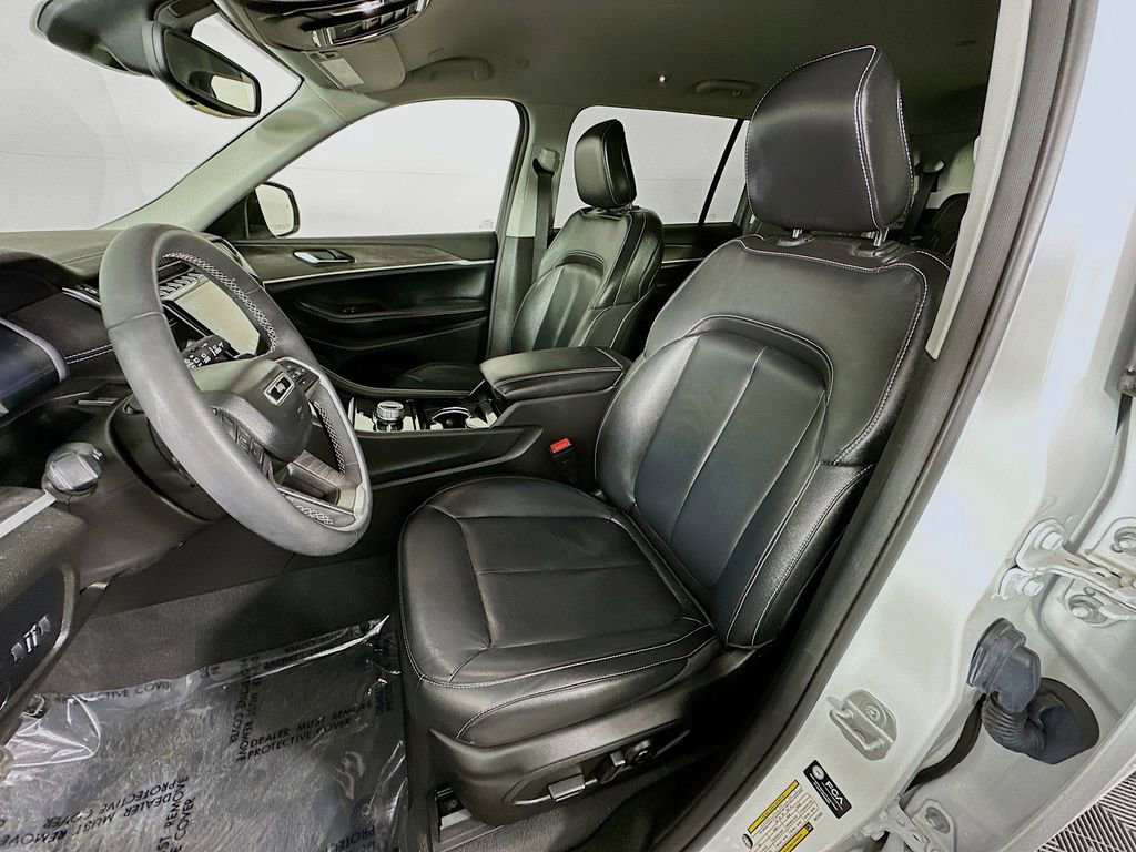 Certified 2023 Jeep Grand Cherokee L Limited w/ Black Appearance Package AWD/4WD image 32