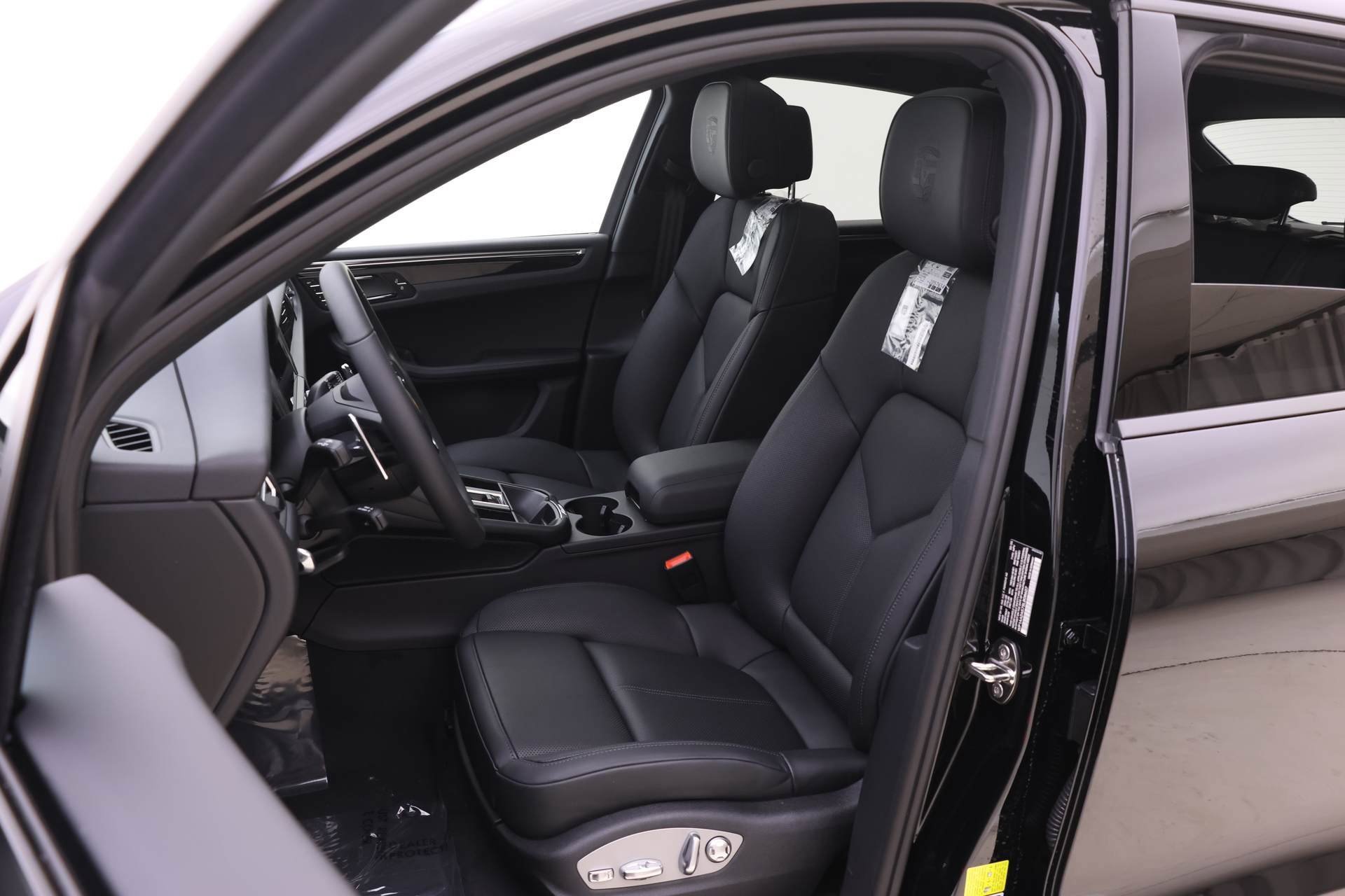 Used 2025 Porsche Macan image 5