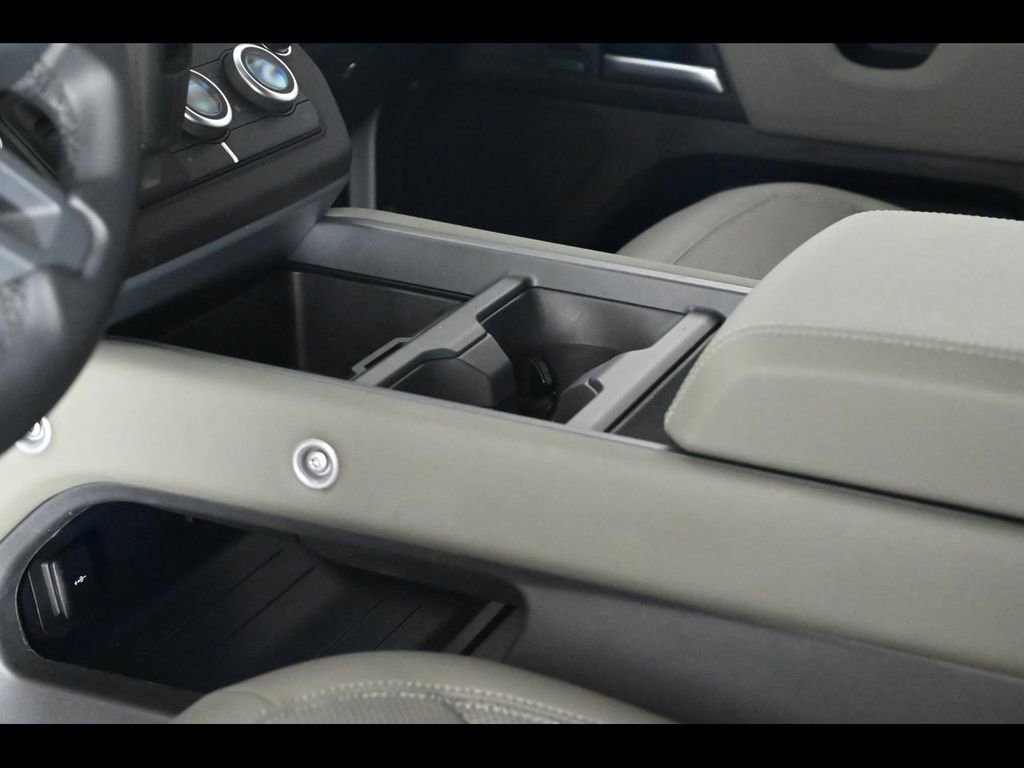 Used 2025 Land Rover Defender 110 X-Dynamic SE image 19