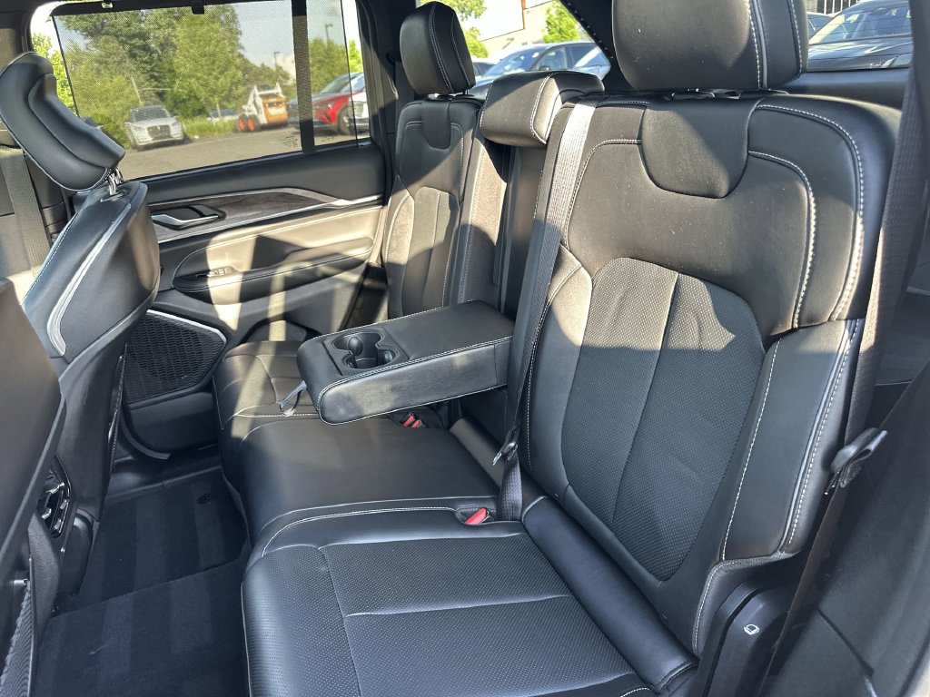 Used 2023 Jeep Grand Cherokee Overland w/ Luxury Tech Group IV AWD/4WD image 26