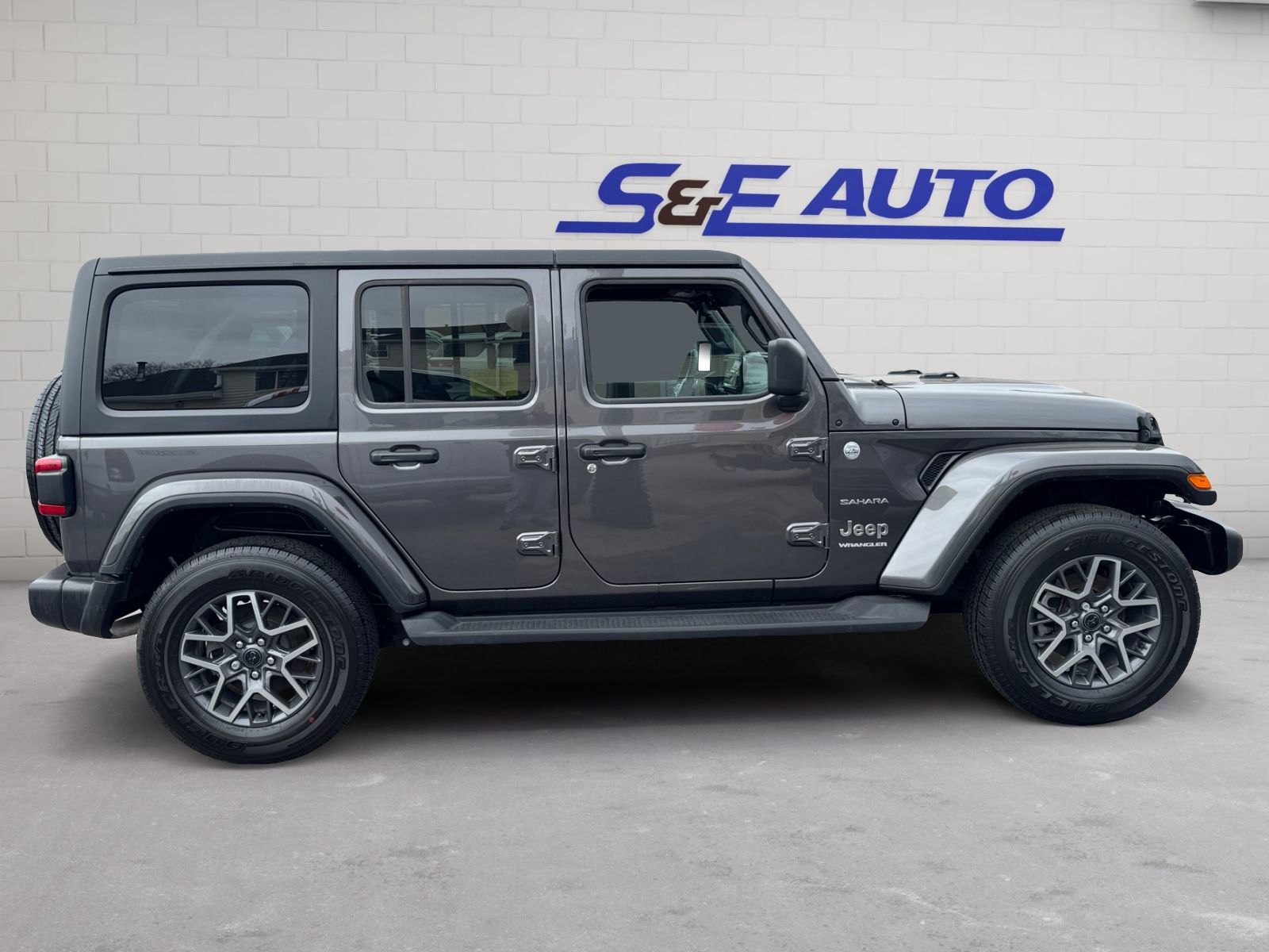 Used 2024 Jeep Wrangler Sahara w/ Technology Group AWD/4WD image 5