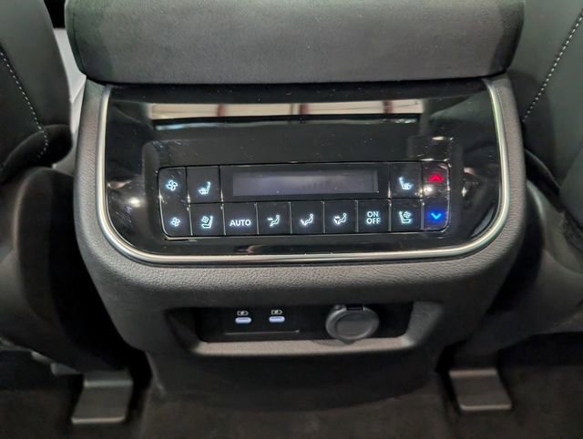 Used 2025 INFINITI QX80 Sensory image 12