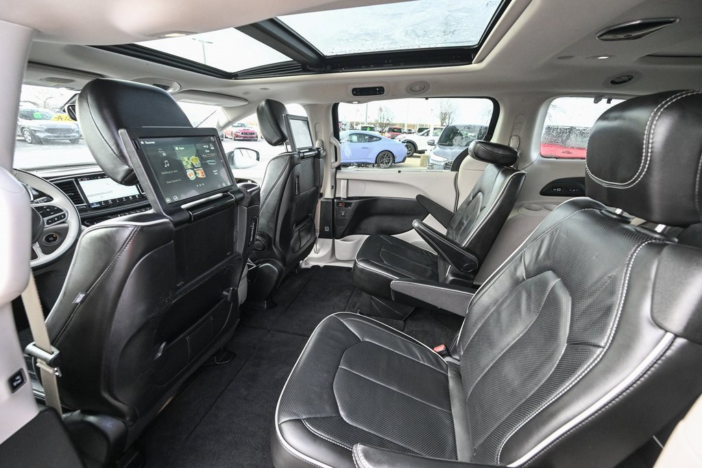 Used 2021 Chrysler Pacifica Limited w/ Uconnect Theater Family Group image 23