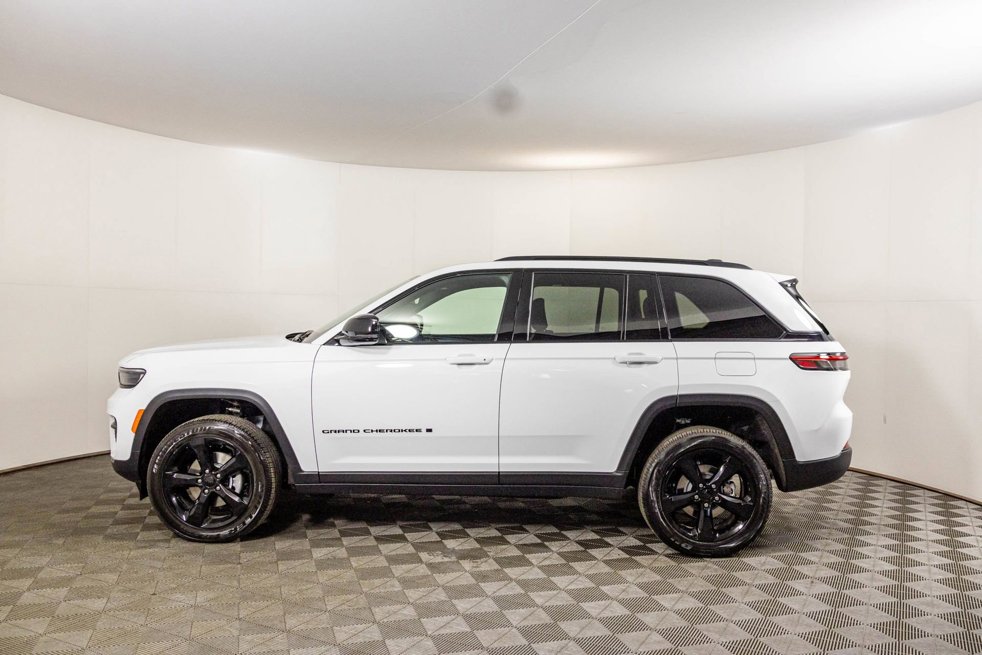 New 2025 Jeep Grand Cherokee Laredo image 12