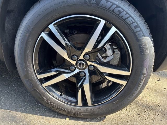 Used 2025 Volvo XC40 B5 Core image 27
