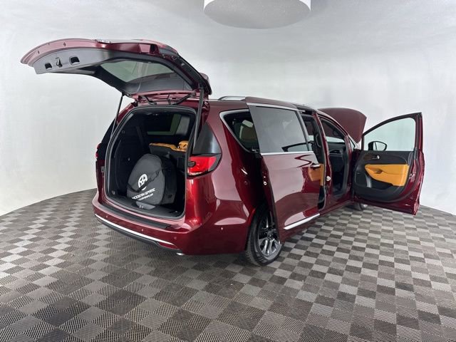 Used 2023 Chrysler Pacifica Pinnacle image 14