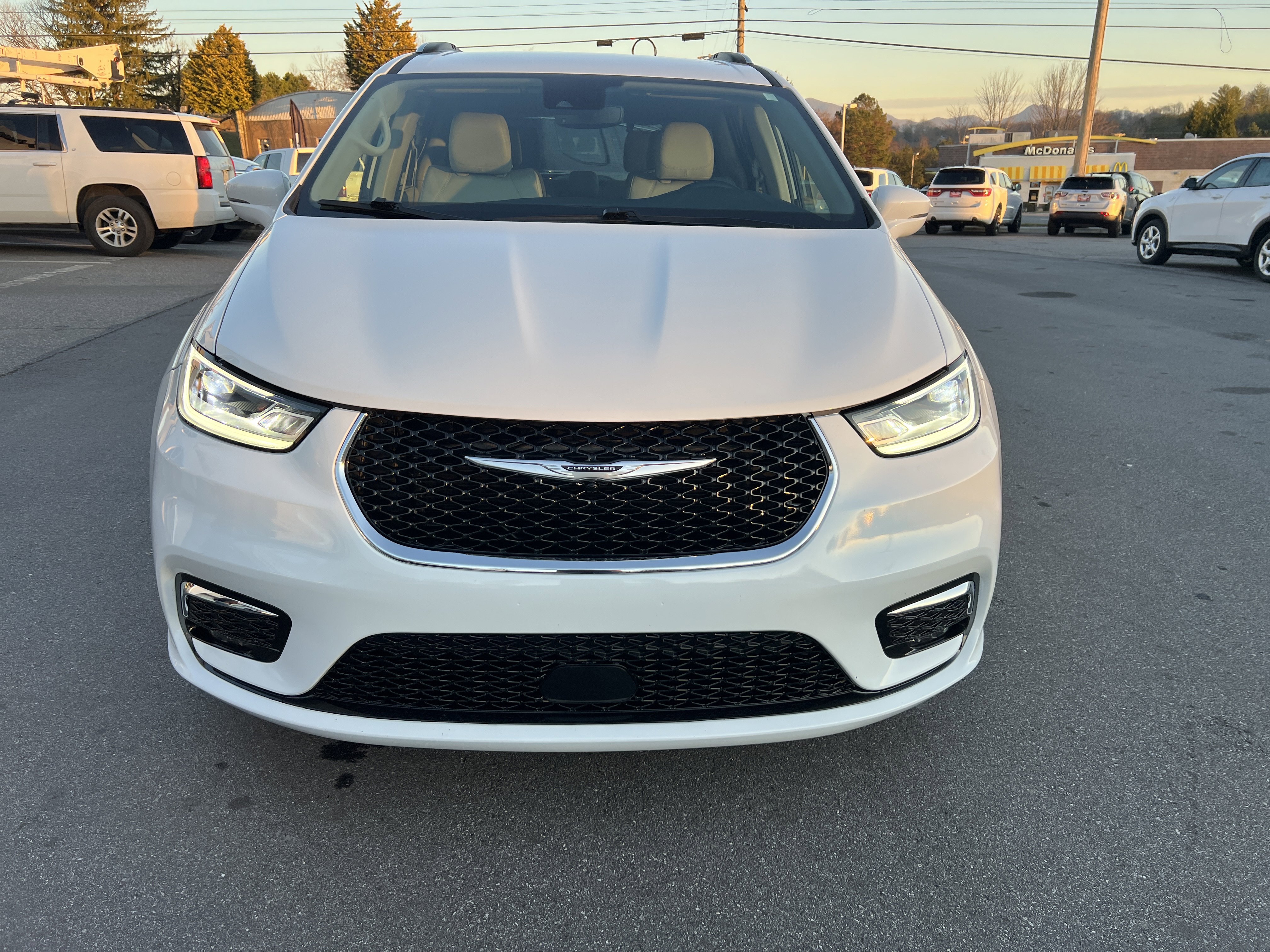 Used 2021 Chrysler Pacifica Touring-L image 5
