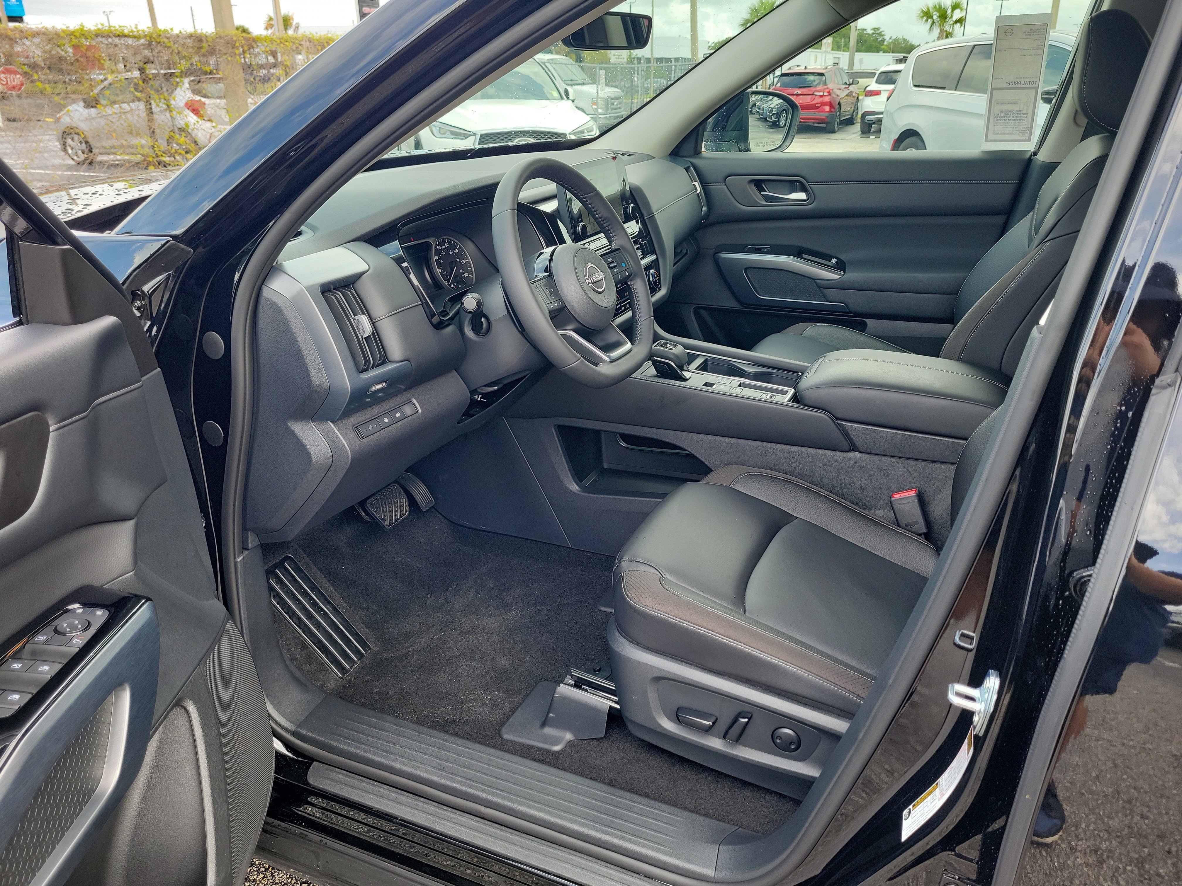 Certified 2025 Nissan Pathfinder SL w/ Black Appearance Package FWD image 12