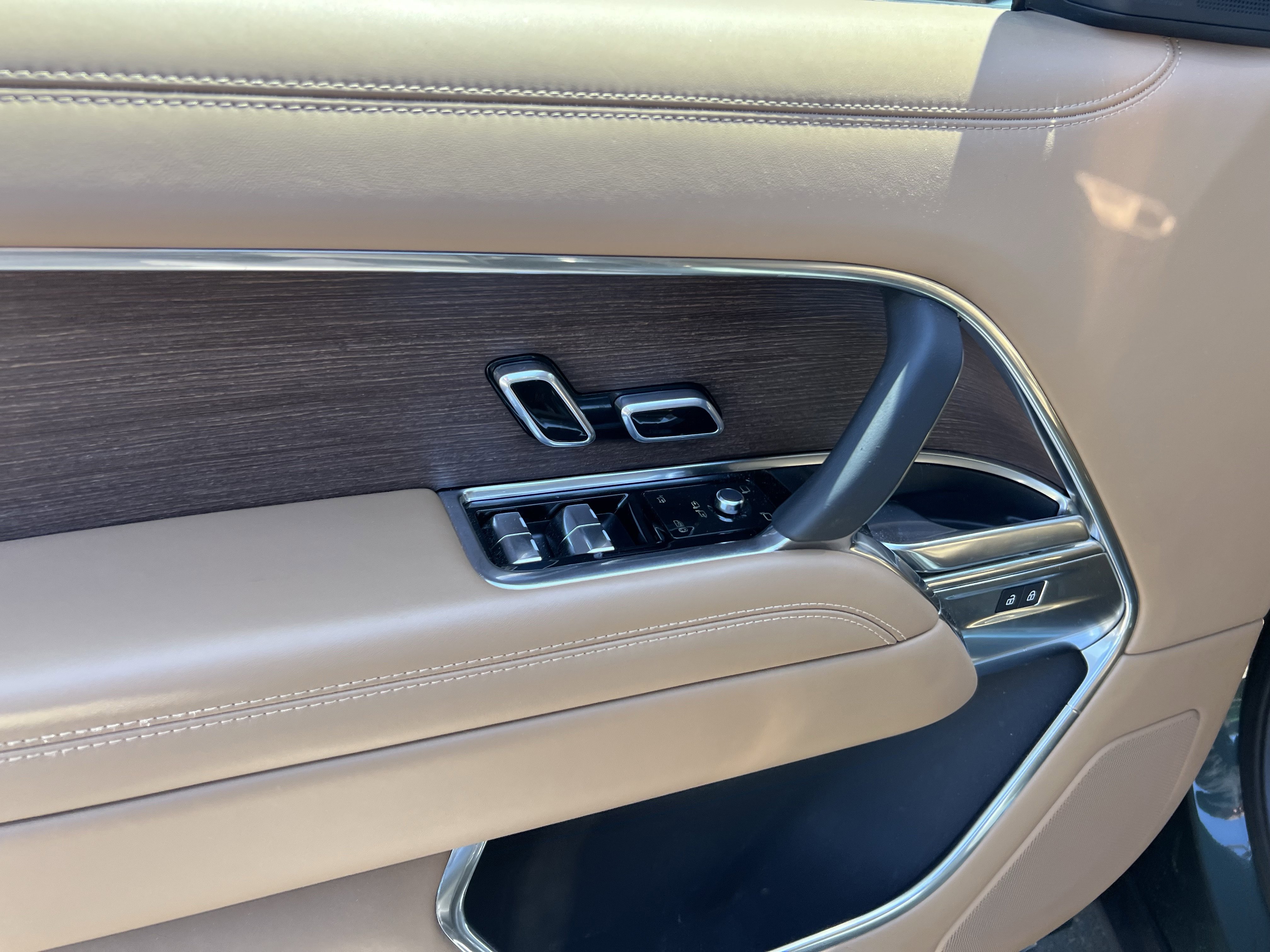 Certified 2025 Land Rover Range Rover SE AWD/4WD image 15