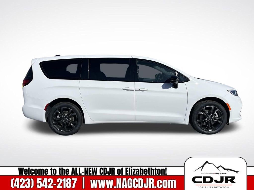 New 2026 Chrysler Pacifica Select video 2